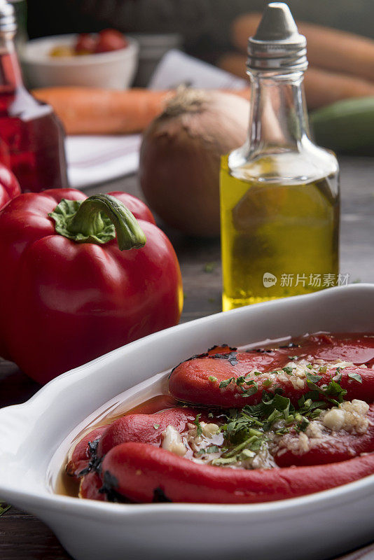 红辣椒沙拉配大蒜、醋和香菜/食物图片(点击查看更多)